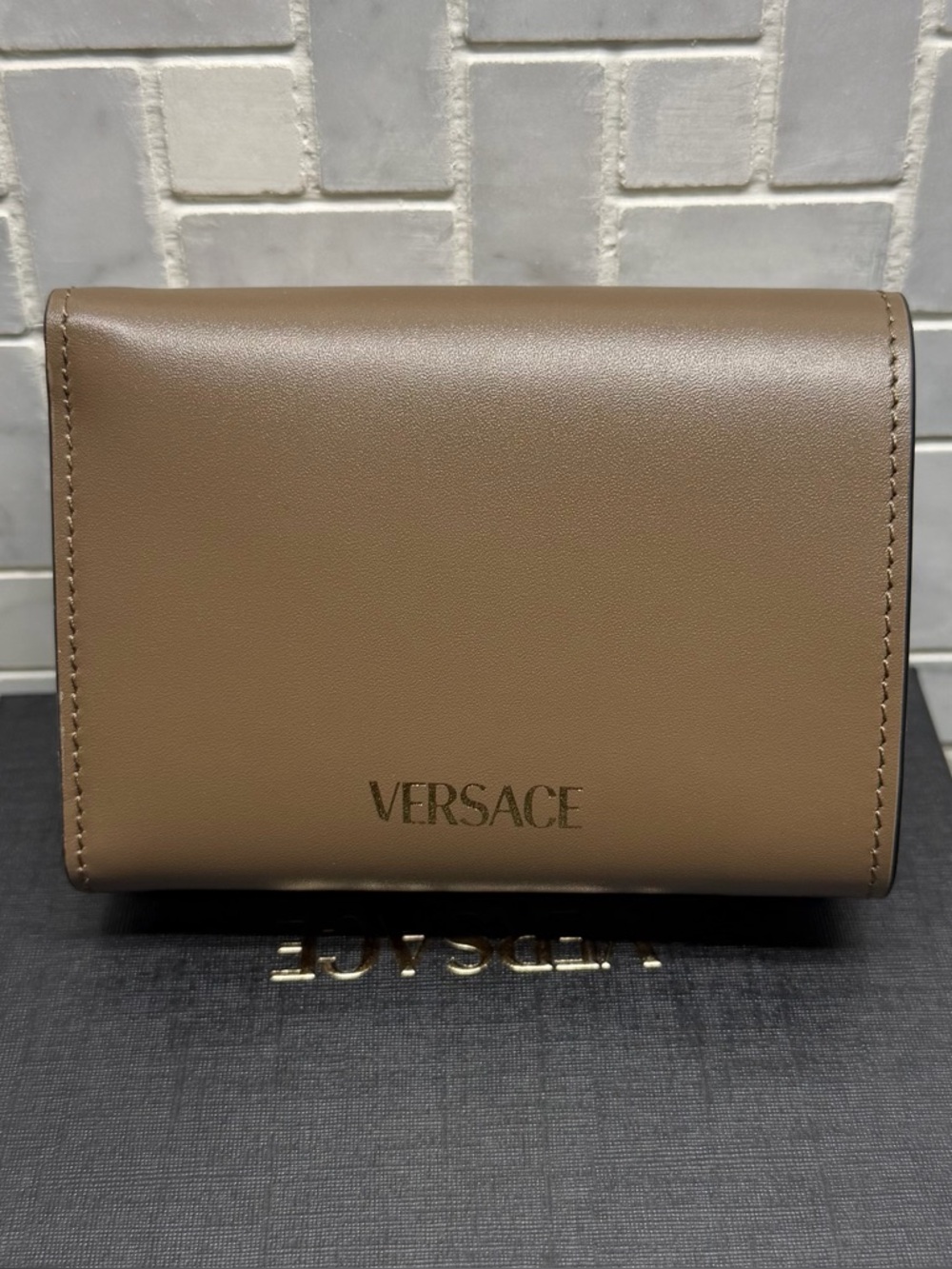 Versace Chestnut Leather Medusa Trifold Wallet Gold Logo Italy Card Holder New - Picture 3 of 11